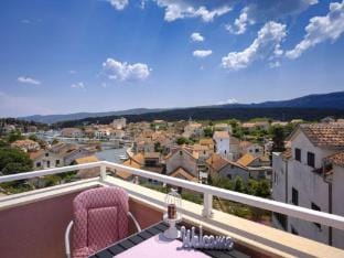 One Bedroom Luxury Apartment with Balcony and Sea View 1 Hotel in Vrboska