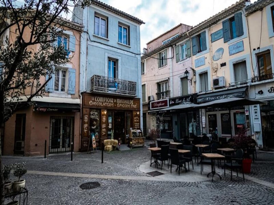 Houses  Villas for 3 People Hotel in L'Isle-sur-la-Sorgue