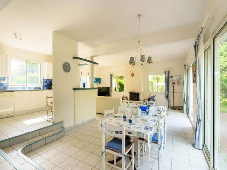 Houses  Villas for 8 People Hotel in Brittany