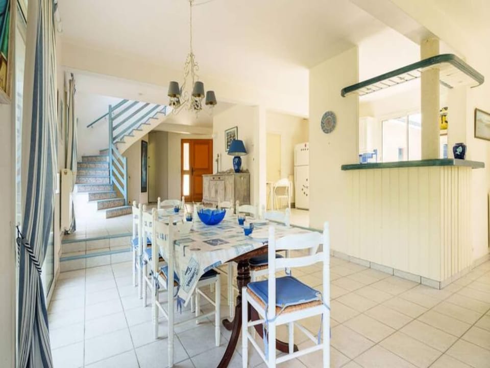 Houses  Villas for 8 People Hotel in Brittany
