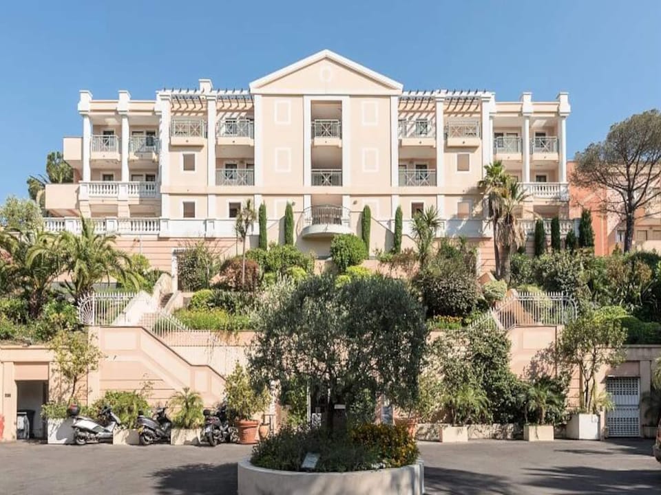 Villa in Cannes with Infinity Pool  Sea Views Hotel in Cannes