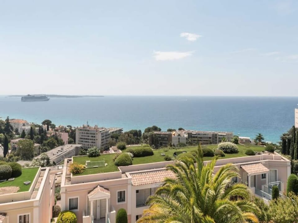 Villa in Cannes with Infinity Pool  Sea Views Hotel in Cannes