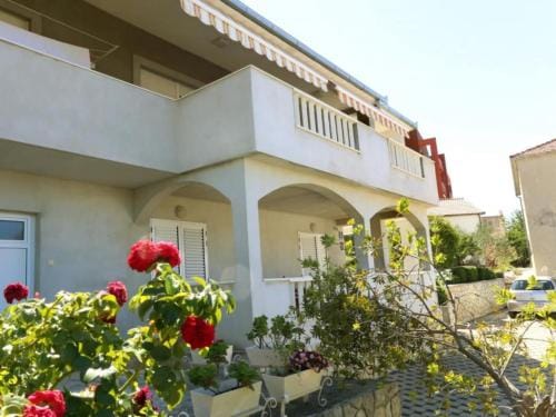 One-Bedroom Apartment With Terrace A2 Hotel in Okrug Gornji