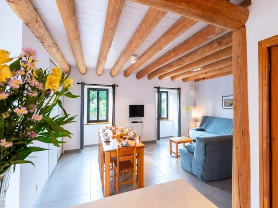 Gite de France 10 people Hotel in Auvergne-Rhône-Alpes