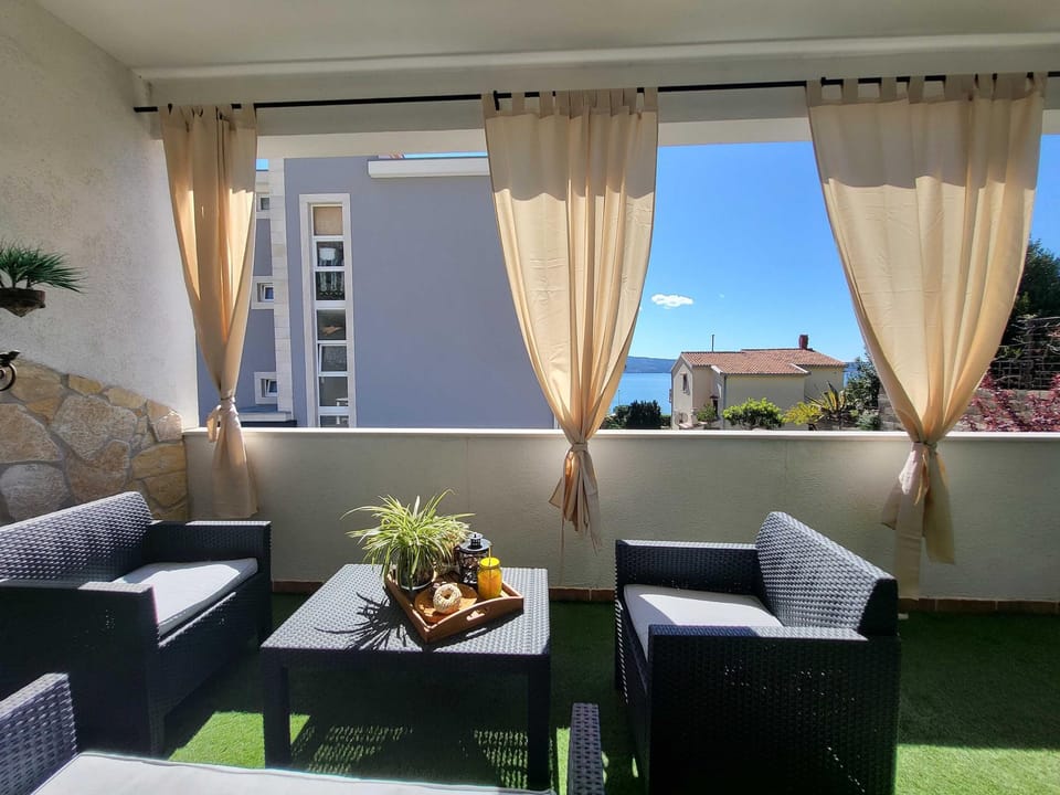 Apartments Sun  Sea - One Bedroom Apartment with Balcony and Sea View Hotel in Split-Dalmatia County