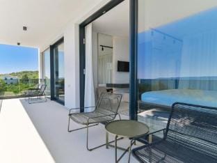 Villa Olive - Five bedroom Villa with Terrace and Swimming pool Hotel in Okrug Gornji