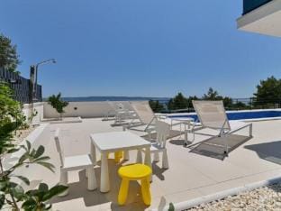 Villa Olive - Five bedroom Villa with Terrace and Swimming pool Hotel in Okrug Gornji