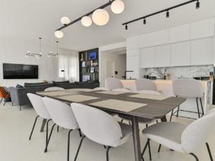 Villa Olive - Five bedroom Villa with Terrace and Swimming pool Hotel in Okrug Gornji