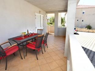 One-Bedroom Apartment With Terrace And Sea View A1 Hotel in Okrug Gornji