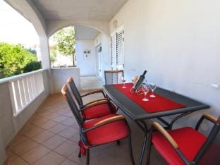 One-Bedroom Apartment With Terrace And Sea View A1 Hotel in Okrug Gornji