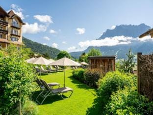 Apartment in Tyrol with hot tub Hotel in Garmisch-Partenkirchen