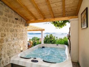 Apartment Fortuno - One Bedroom Apartment with Terrace and Sea View Hotel in Plat