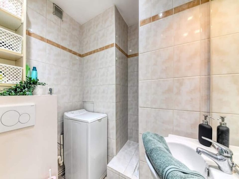Studio for 4 People Hotel in Villeurbanne