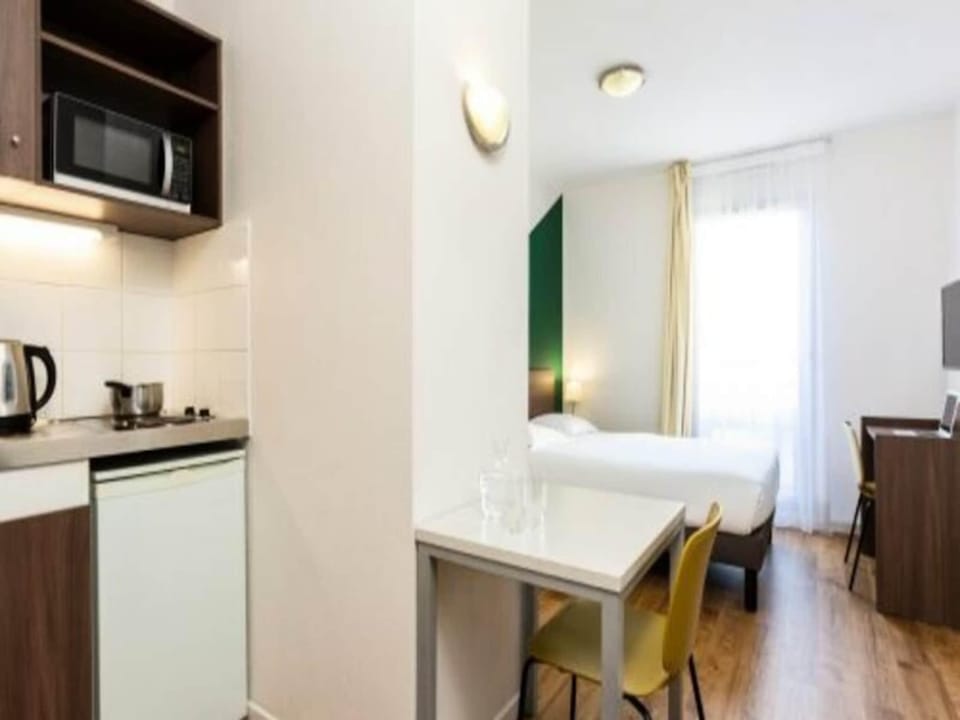 Studio 2 people Hotel in Poissy