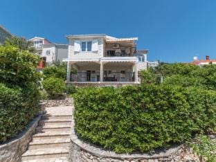 Apartment Villa Daniela - Three Bedroom Apartment with Terrace Hotel in Okrug Gornji