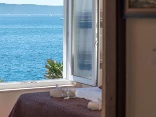 Apartment Villa Daniela - Three Bedroom Apartment with Terrace Hotel in Okrug Gornji