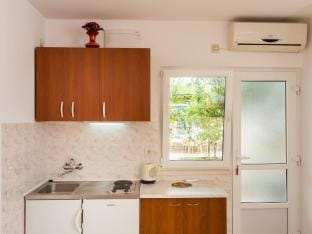 Apartments Bibijana- Premium Studio Apartment with Patio and Sea View APARTMAN 3 Hotel in Srebreno