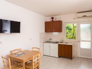 Apartments Bibijana- Premium Studio Apartment with Patio and Sea View APARTMAN 3 Hotel in Srebreno