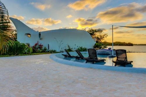Shark Studio Retreat at Swan Villas - Gold Standard Certified Hotel in Stann Creek District