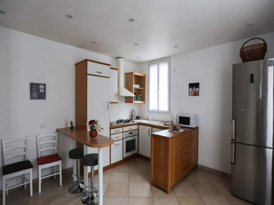 Houses  Villas for 4 People Hotel in Courbevoie