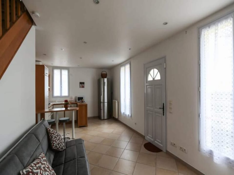 Houses  Villas for 4 People Hotel in Courbevoie