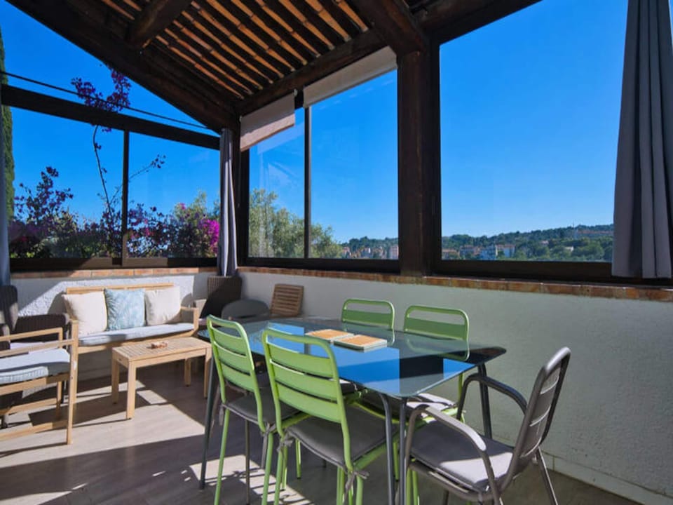Houses  Villas for 6 People Hotel in Villeneuve-Loubet