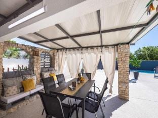 Villa in Gajana with heated pool Hotel in Peroj
