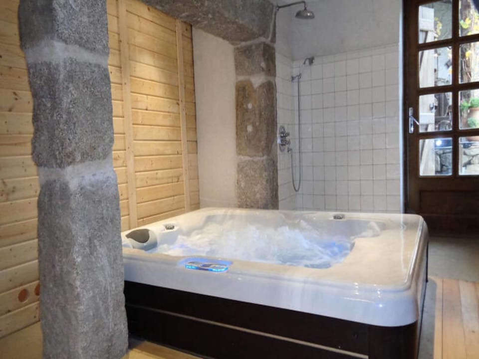 House 9 People Hotel in Auvergne-Rhône-Alpes