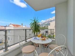 Apartment Hani 2 - Two Bedroom Apartment With Balcony And Sea View Hotel in Makarska