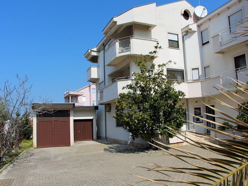 Zadar Coastal Haven - One Bedroom Apartment Ground Floor Hotel in Zadar