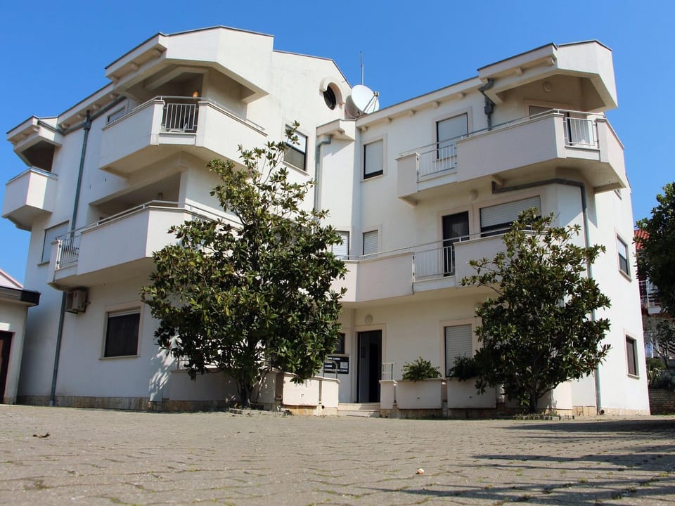 Zadar Coastal Haven - One Bedroom Apartment Ground Floor Hotel in Zadar