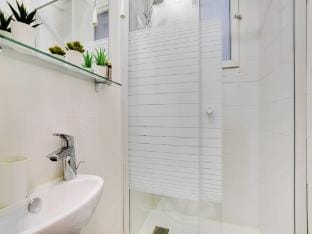 Magnificent Apartment - 1BR4P - Sacre-Coeur Hotel in Paris