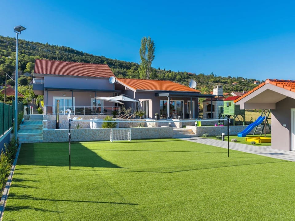Villa Branka - Villa Tomic Drnis - Siveric Resort in Šibenik-Knin County, Croatia