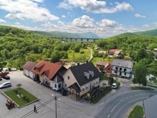 Apartments Jezerane - Four Bedroom Apartment with Balcony Hotel in Lika-Senj County