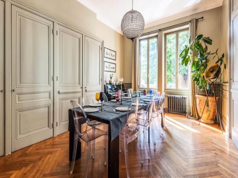 Houses  Villas for 12 People Hotel in Lyon