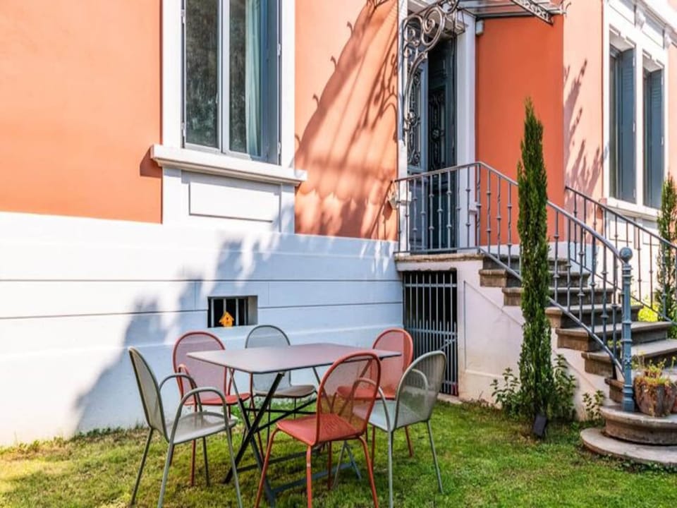 Houses  Villas for 12 People Hotel in Lyon