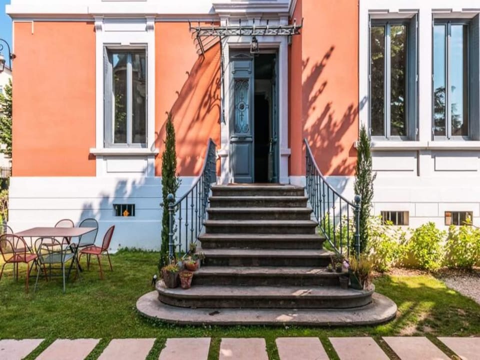 Houses  Villas for 12 People Hotel in Lyon