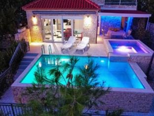 Two Bedroom Apartment with Sea View and Private Pool Hotel in Split-Dalmatia County