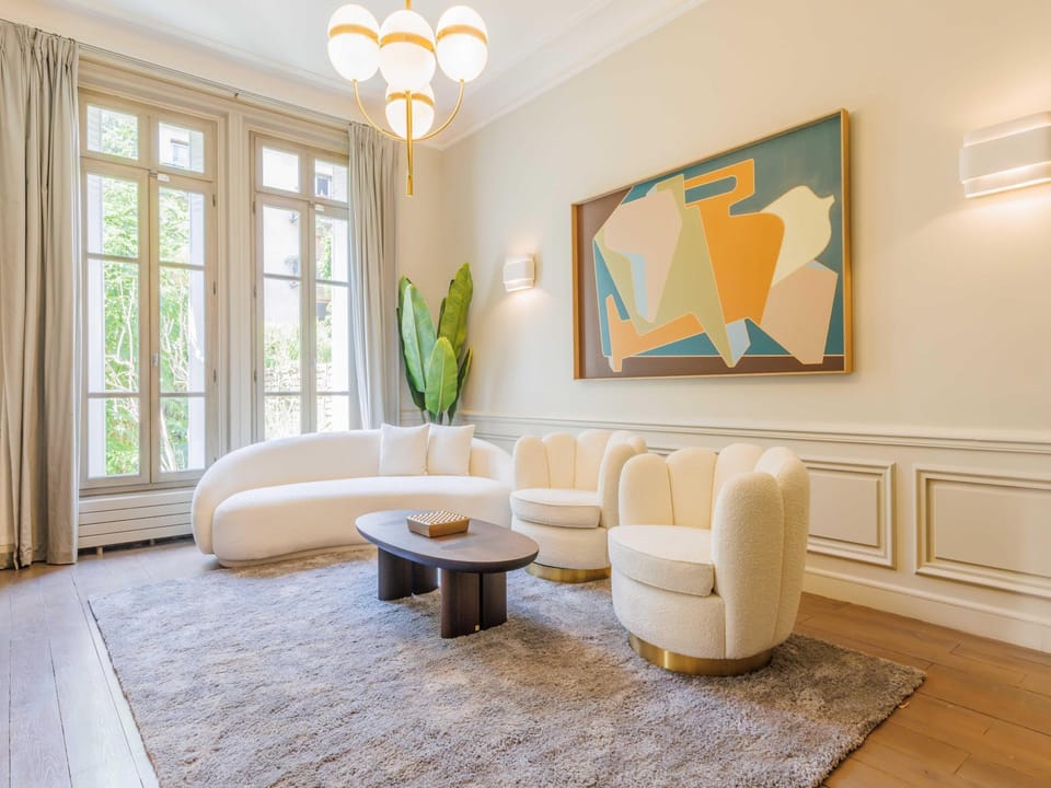 Luxury Mansion with Garden in Heart of Neuilly Hotel in Puteaux