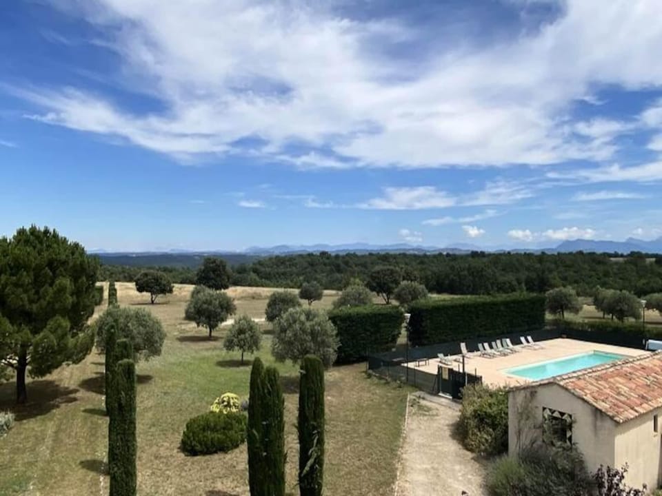 Apartments for 7 People Hotel in Valensole