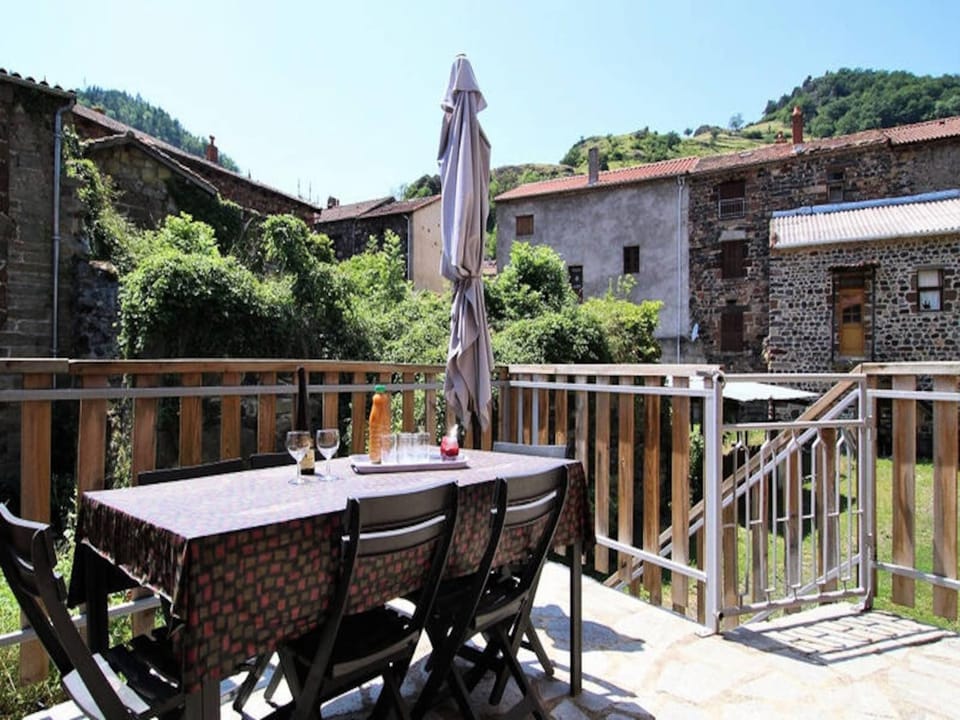 House 9 People Hotel in Auvergne-Rhône-Alpes
