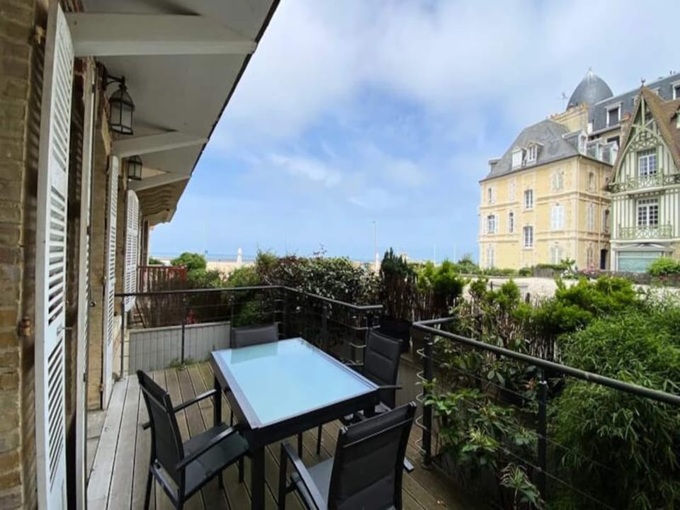 Houses  Villas for 12 People Hotel in Deauville