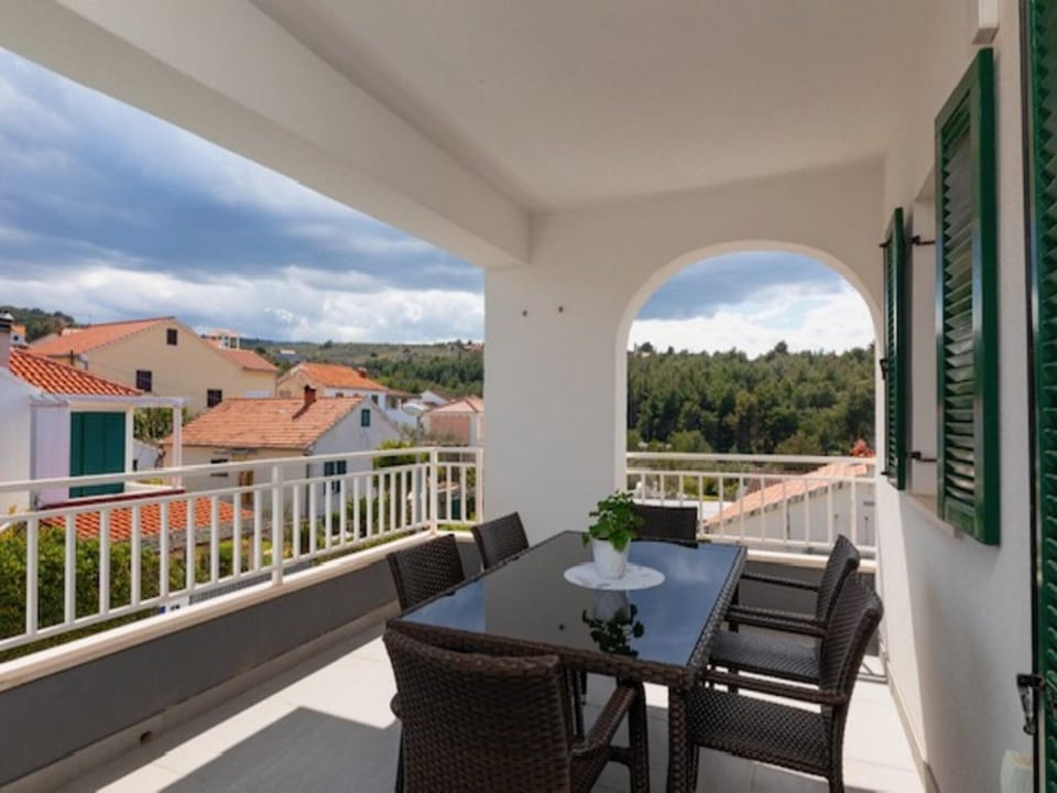 Villa Supetar Garden - Two Bedroom Apartment with Terrace Hotel in Split-Dalmatia County