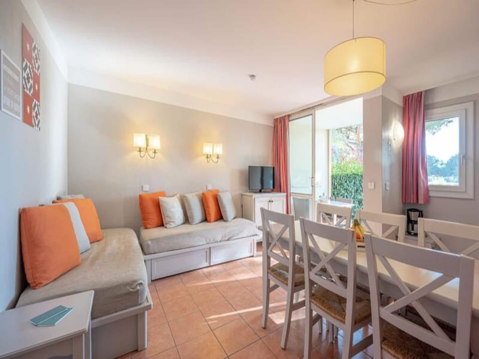 Apartment for 6 people - 1 bedroom  sleeping area - Terrace or balcony - River view Hotel in Mandelieu-La Napoule