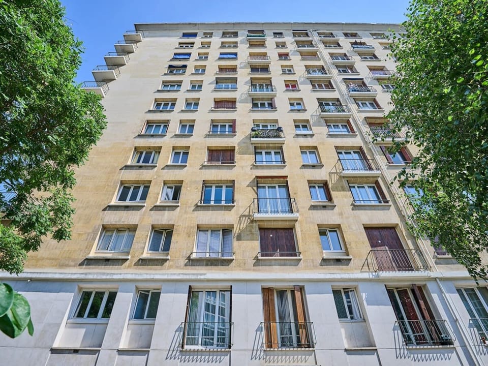Sublime 2 bedroom flat Quai de Seine Eiffel Tower Hotel in Paris