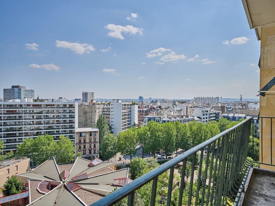Sublime 2 bedroom flat Quai de Seine Eiffel Tower Hotel in Paris