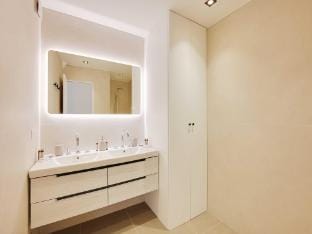 Charming Apt with AC  balcony Hotel in Suresnes