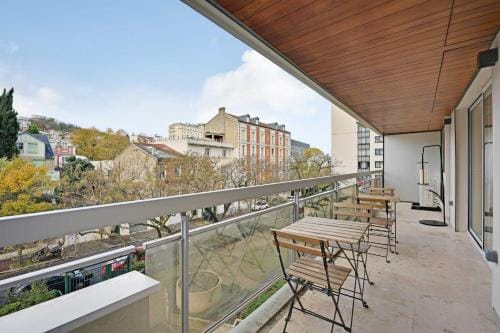 Charming Apt with AC  balcony Hotel in Suresnes