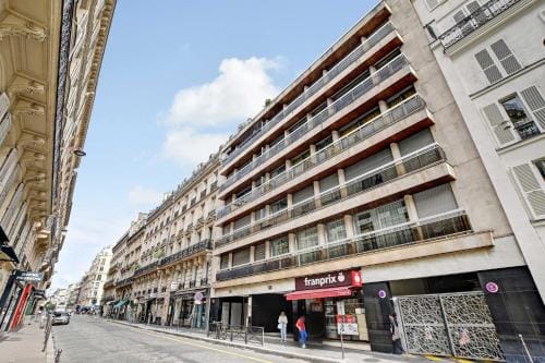 Charming studio - 2P - balcony - Saint Honore Hotel in Paris