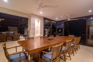 Villa Kemah Tinggi · Luxury 4BR Hideaway in Canggu Hotel in Mengwi